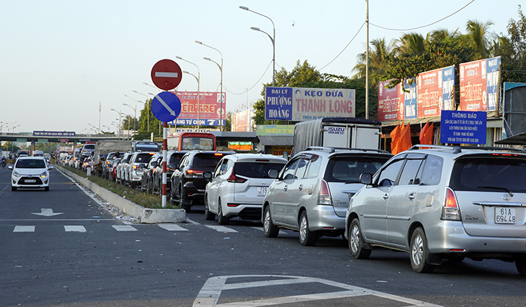 ket xe gan 10 km hai ben cau rach mieu