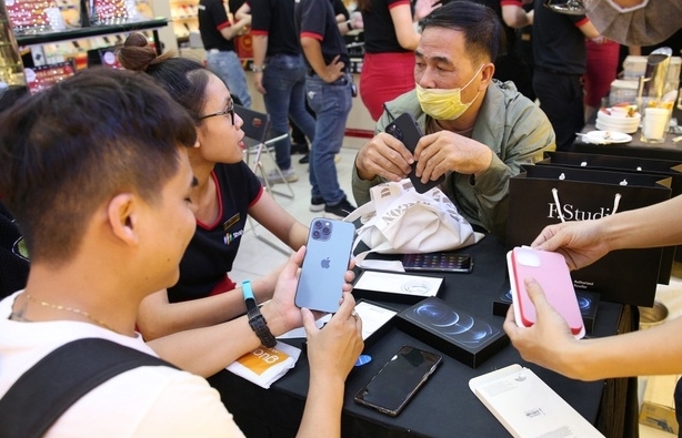 Gần 2 tháng về Việt Nam, iPhone 12 Pro Max vẫn liên tục "cháy hàng"