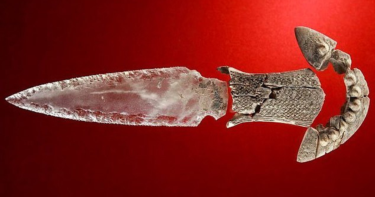 Con dao làm bằng thạch anh trong suốt có niên đại 5.000 năm tuổi
