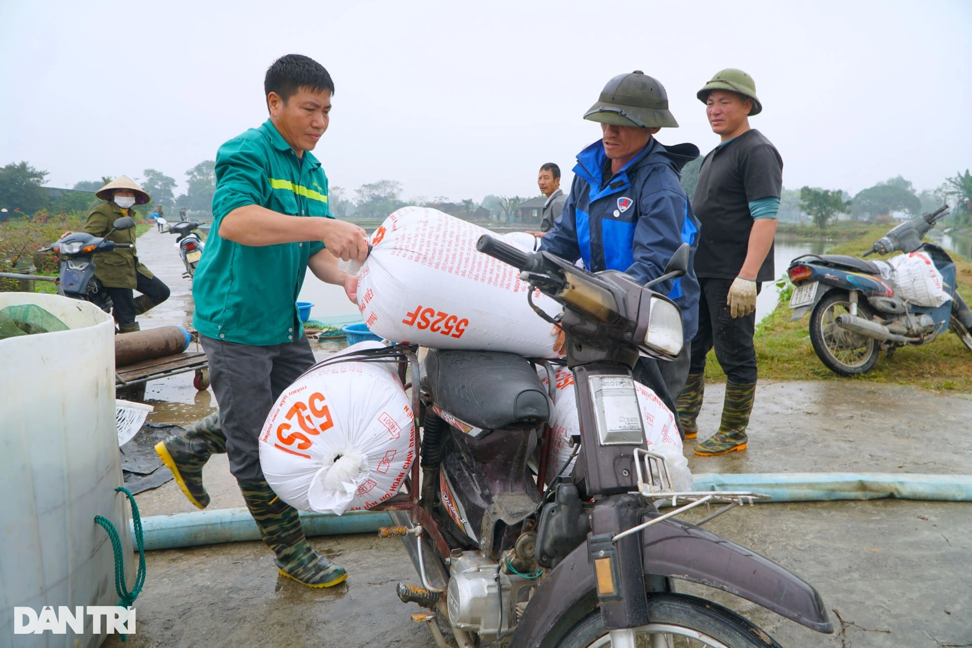 Mẻ lưới trăm triệu tại nơi sản xuất phương tiện tiễn ông Công, ông Táo  - 11