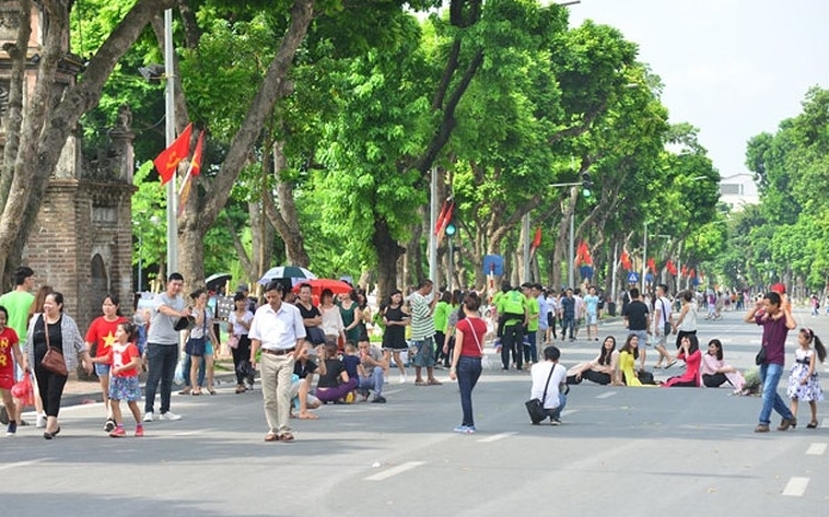 Hà Nội: Ghi hình hành vi xả rác tại phố đi bộ hồ Gươm