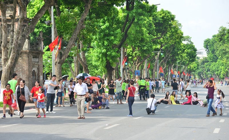 ha noi ghi hinh hanh vi xa rac tai pho di bo ho guom