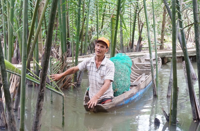 Thán phục người đàn ông bị cụt 2 chân vẫn đào đất, leo dừa thoăn thoắt - 4