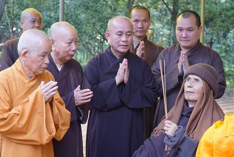 thien su thich nhat hanh tro lai chua tu hieu