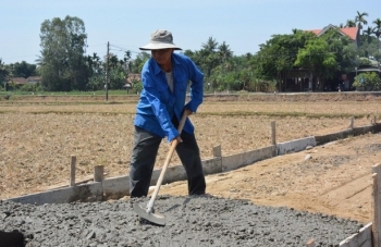 Lão nông 70 tuổi góp 160 triệu làm đường khiến cả xóm sững sờ