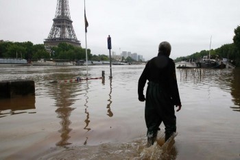 Cận cảnh ngập lụt tại “kinh đô hoa lệ” Paris