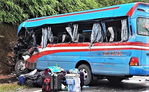 xe cho doan tu thien lao vao vach nui hai nguoi tu vong