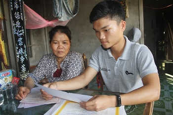 Trúng tuyển cùng lúc 5 trường, nam sinh mồ côi cha trăn trở trước ngày nhập học