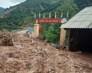 Thầy cô đến trường sau lũ: Không điện, không nước, thức ăn cũng không còn