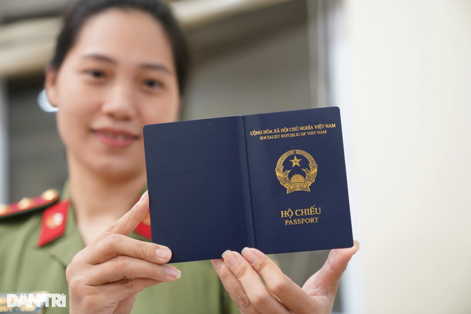 Bộ Công an sẽ bổ sung mục nơi sinh vào hộ chiếu mẫu mới - 1