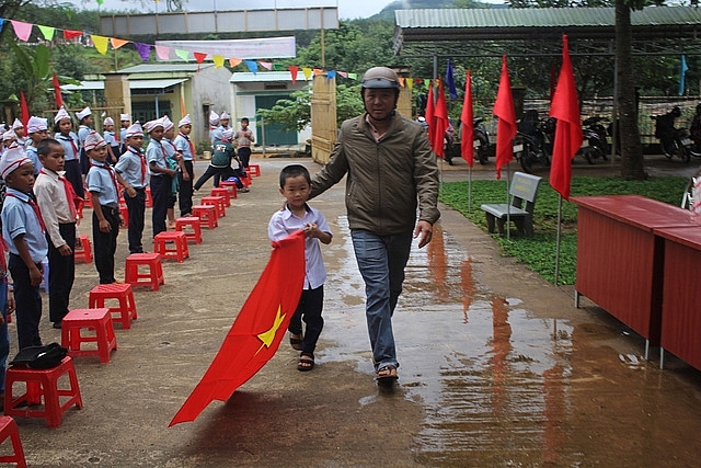 hinh anh hoc sinh lop mot vung cao bo ngo ngay khai giang