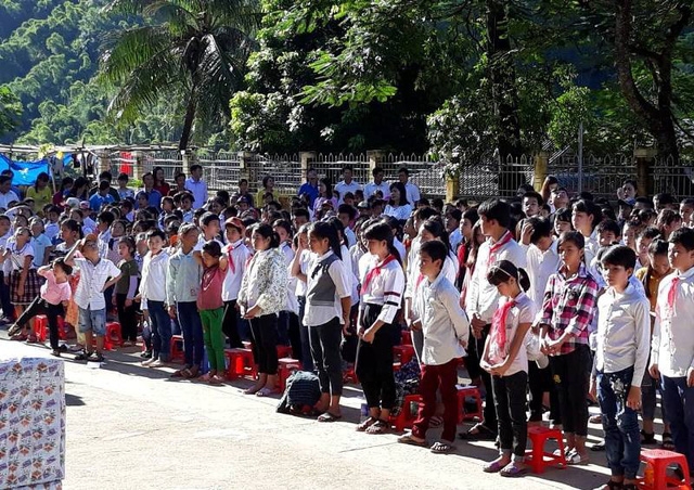 hang tram hoc sinh di khai giang nho vi truong bi lu xoa so