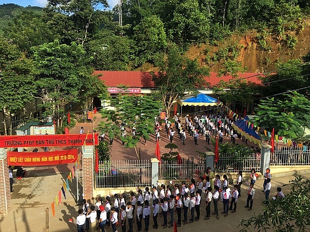 hang tram hoc sinh di khai giang nho vi truong bi lu xoa so