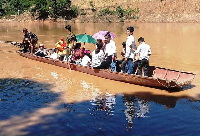 hang tram hoc sinh di khai giang nho vi truong bi lu xoa so