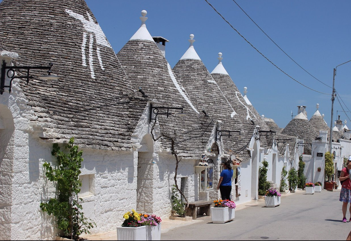 Ghé thăm ngôi làng “mái chóp” độc đáo ở Puglia, Italy