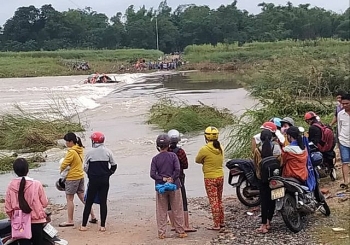 Lật đò khi đi qua dòng nước lũ, 5 người may mắn thoát chết