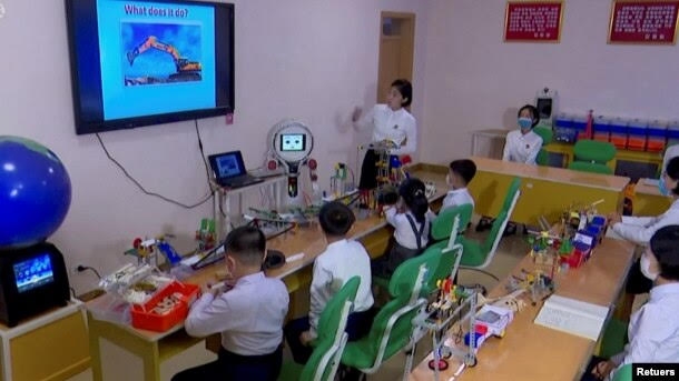 Triều Tiên đưa robot vào trong các lớp học
