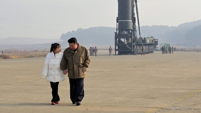 Thông điệp của ông Kim Jong-un khi lần đầu công bố hình ảnh con gái - 1