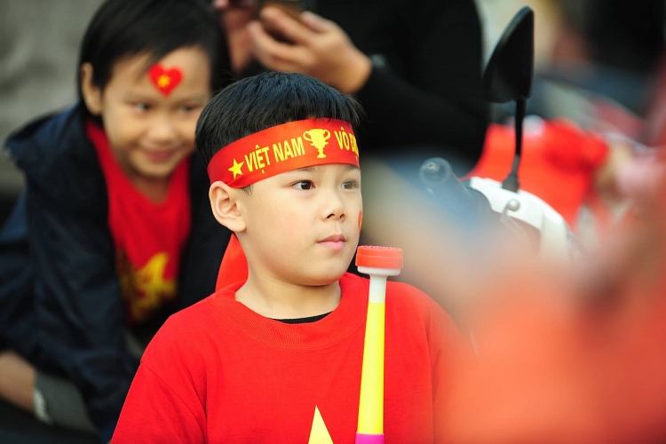 chung ket aff cup 2018 co dong vien hung huc khi the truoc gio bong lan