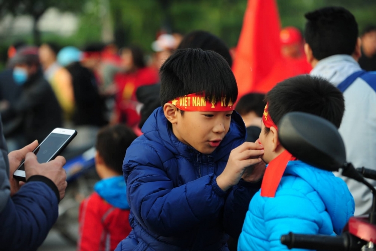 chung ket aff cup 2018 co dong vien hung huc khi the truoc gio bong lan