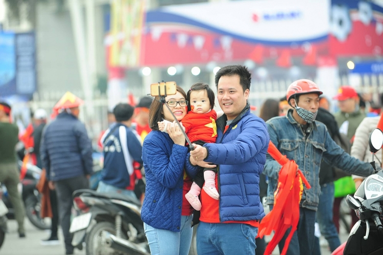 chung ket aff cup 2018 co dong vien hung huc khi the truoc gio bong lan