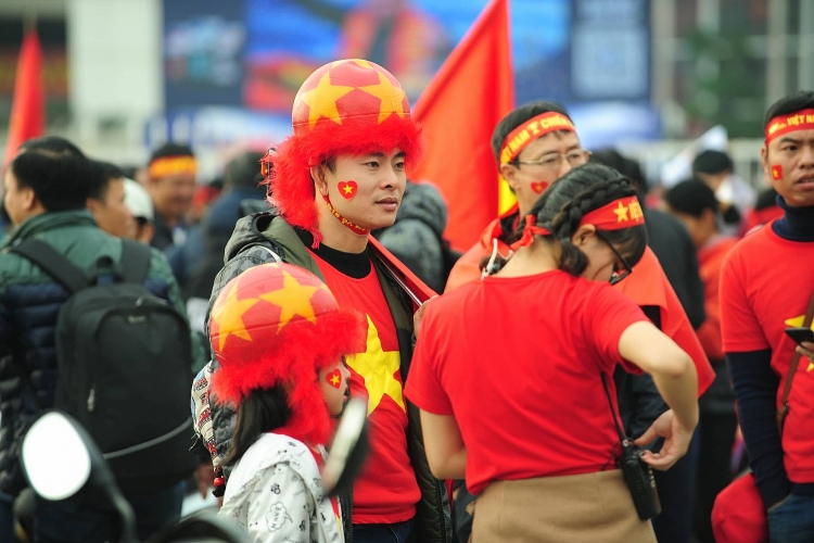 chung ket aff cup 2018 co dong vien hung huc khi the truoc gio bong lan