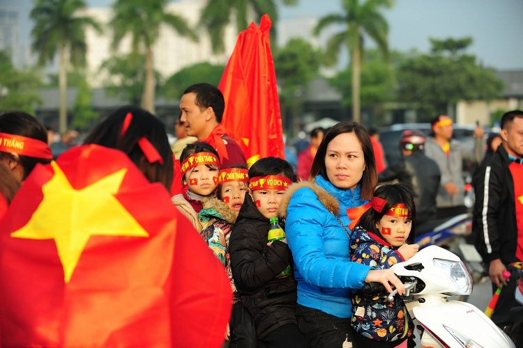 chung ket aff cup 2018 co dong vien hung huc khi the truoc gio bong lan