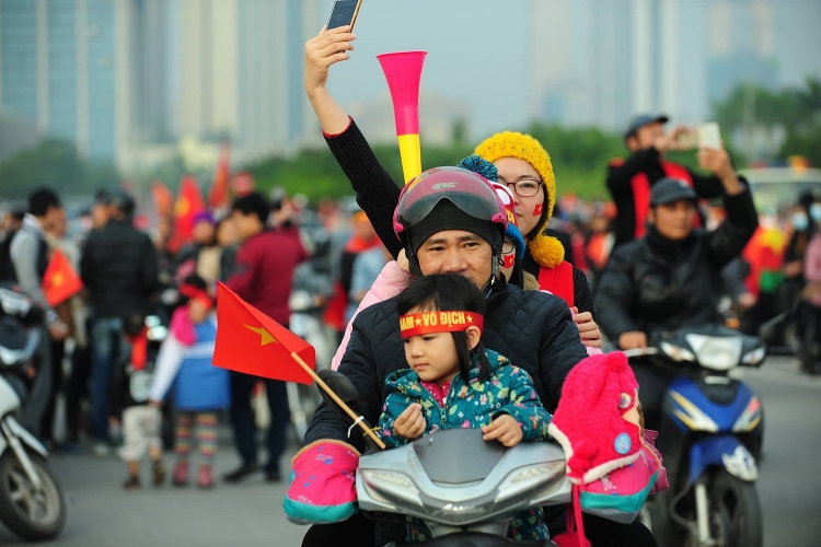 chung ket aff cup 2018 co dong vien hung huc khi the truoc gio bong lan