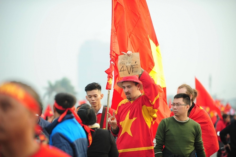 chung ket aff cup 2018 co dong vien hung huc khi the truoc gio bong lan