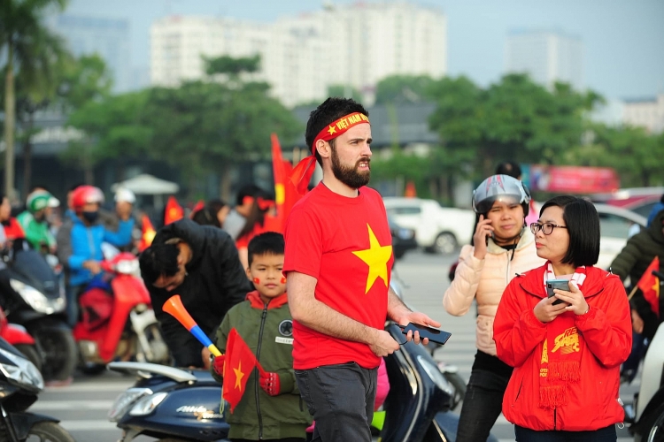 chung ket aff cup 2018 co dong vien hung huc khi the truoc gio bong lan