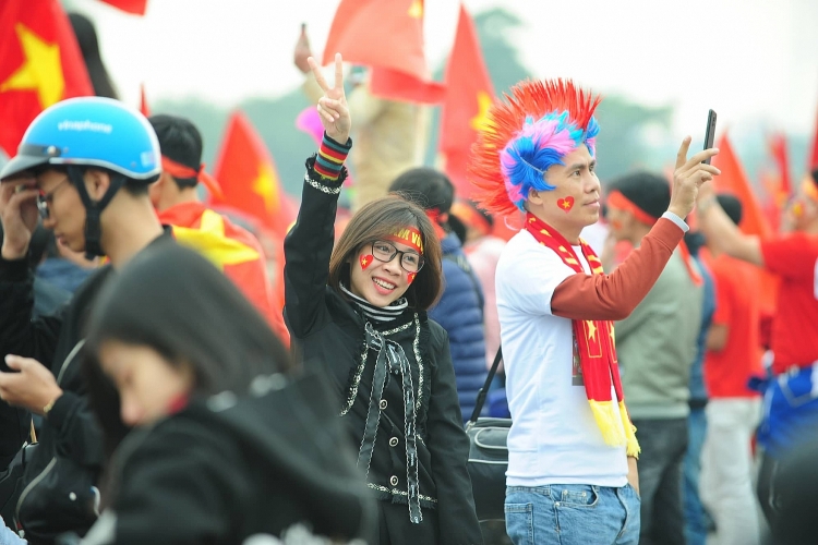 chung ket aff cup 2018 co dong vien hung huc khi the truoc gio bong lan