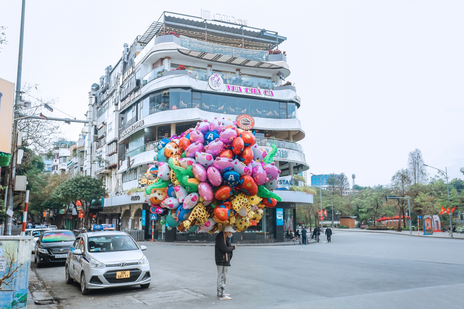 Người dân Thủ đô đón năm mới trong bình yên, tĩnh lặng