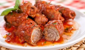 Trổ tài làm thịt bò cuộn braciole ăn kèm mỳ Ý