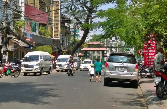 bat chap lenh cam xe khach van dung do tren duong