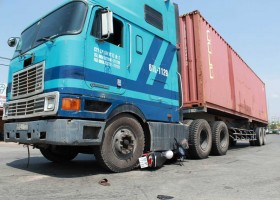 Chui vào gầm xe container nhưng... thoát chết