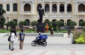 TP HCM: Xe máy vô tư chạy vào phố đi bộ Nguyễn Huệ