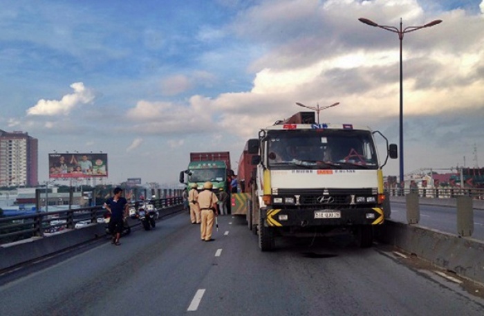 cau vuot thu duc un xe nghiem trong vi 2 xe container