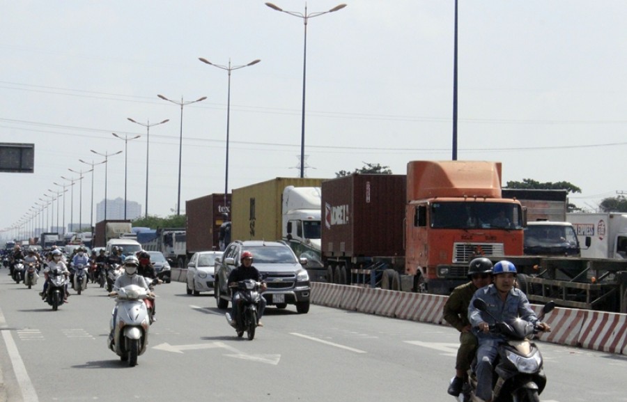 Xa lộ Hà Nội ùn tắc nghiêm trọng vì container va chạm taxi