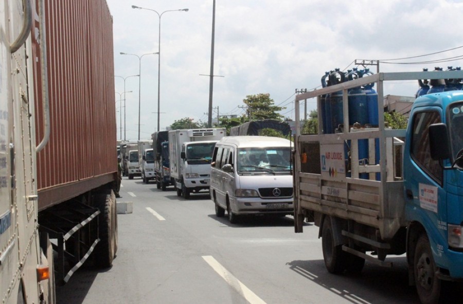 Container húc ôtô 4 chỗ, đẩy đi hàng trăm mét