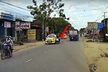 tai xe taxi mo cua thieu quan sat co gai bi thuong nang