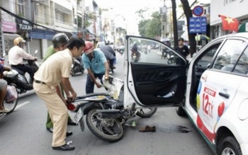 Tài xế taxi mở cửa không quan sát, một cô gái bị thương nặng