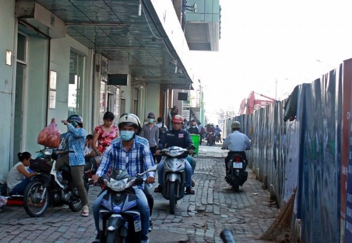 nhieu lo cot xuat hien tro lai tren duong pho sai gon