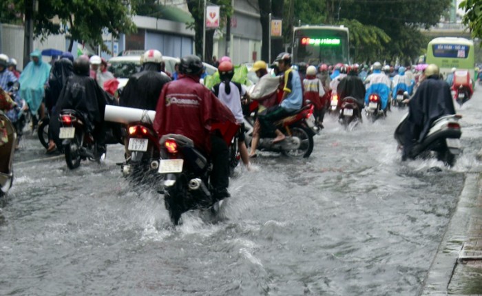 nguoi sai gon lai loi nuoc doi mua ve nha