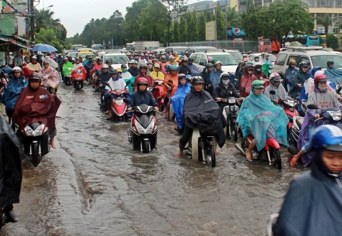 nguoi sai gon lai loi nuoc doi mua ve nha