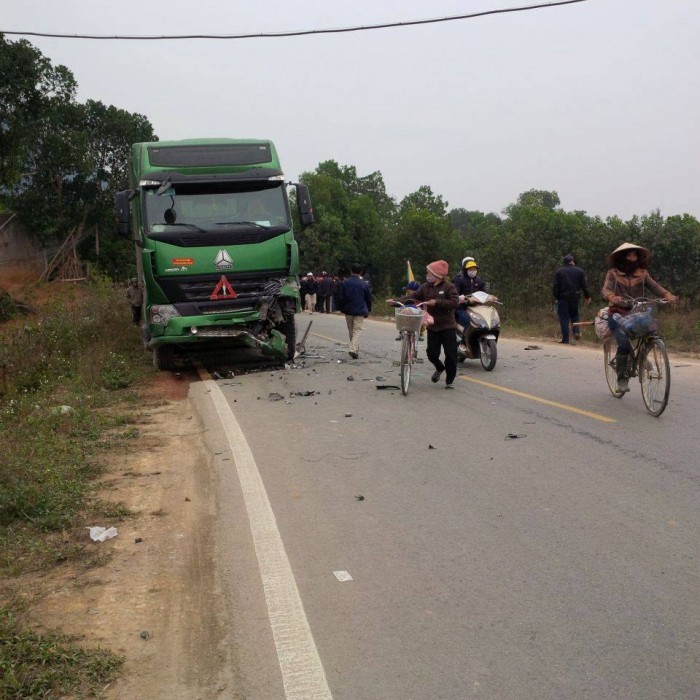 hoa binh xe hop va cham voi xe tai 1 nguoi chet