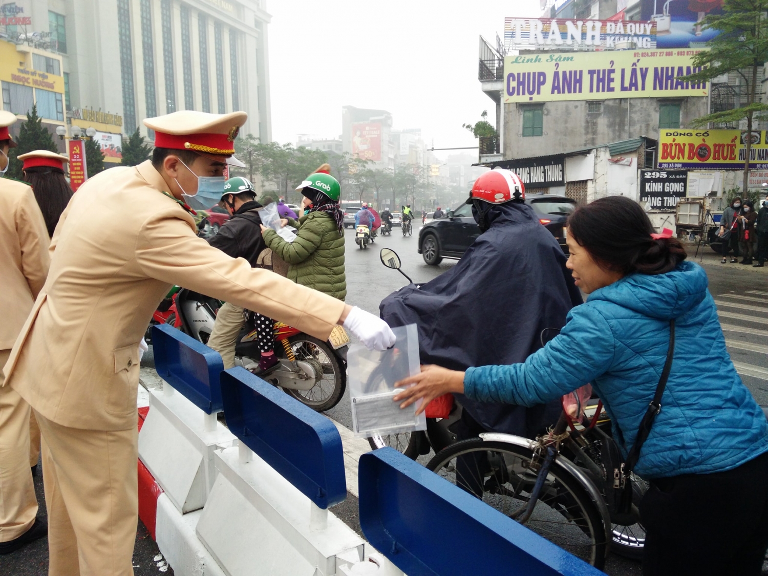 csgt ha noi phat khau trang cho nguoi dan