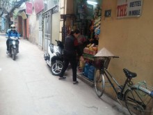 ha noi be trai 2 tuoi bi bo bo roi o quan pho