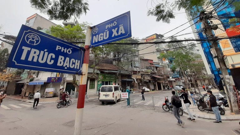 ha noi han che phuong tien luu thong tren pho truc bach