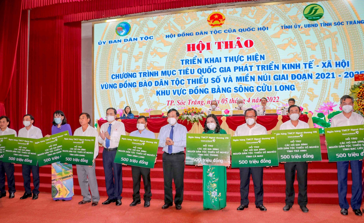 Vietcombank ủng hộ 4,5 tỷ đồng hỗ trợ các hộ gia đình người dân tộc thiểu số nghèo tại 9 tỉnh Đồng bằng Sông Cửu Long