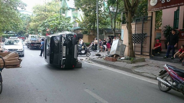 xe hop range rover tien ty tong bot dien tren pho do quang